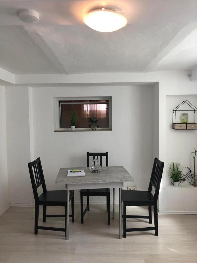Apartment Bescheidene Untergeschoss In Guter Lage.