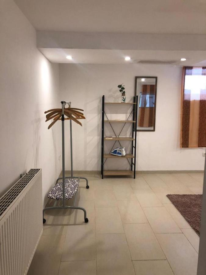 Bescheidene Untergeschoss In Guter Lage. Apartment Köln