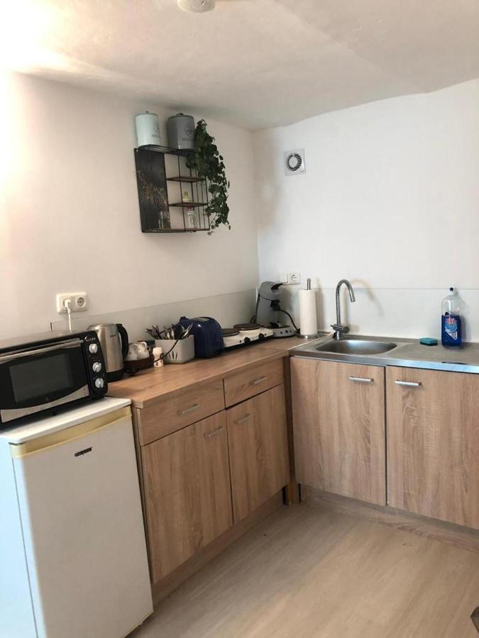 Bescheidene Untergeschoss In Guter Lage. Apartment *